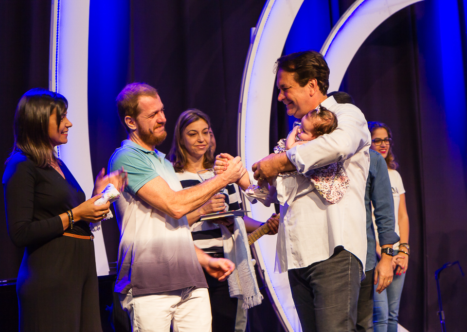 Pastor cumprimenta pai de minana na Igreja Missão Praia da Costa pelo fotógrafo Douglas Maia