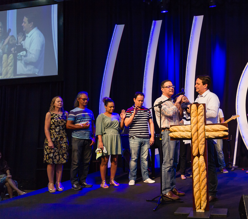 Orando por menino na Igreja Missão Praia da Costa pelo fotógrafo Douglas Maia