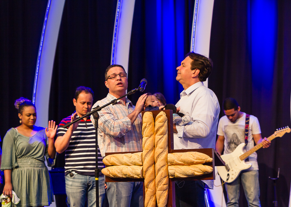Menino é abençoado na Igreja Missão Praia da Costa pelo fotógrafo Douglas Maia