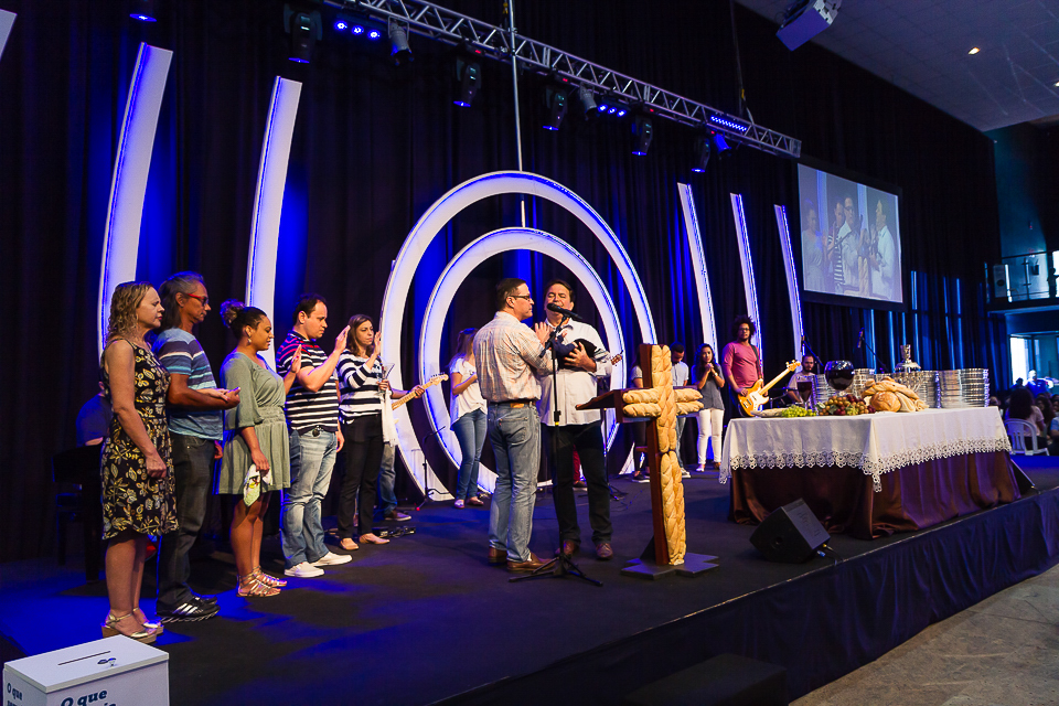 Menino recebe oração na Igreja Missão Praia da Costa pelo fotógrafo Douglas Maia