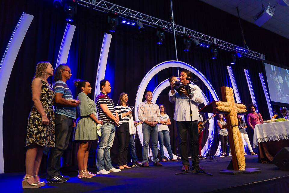 Pastor e menino na Igreja Missão Praia da Costa pelo fotógrafo Douglas Maia