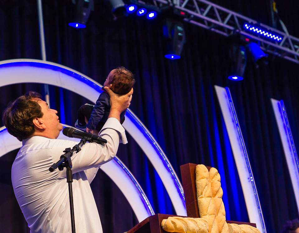 Pastor Simonton levanta menino e apresenta a Deus na Igreja Missão Praia da Costa pelo fotógrafo Douglas Maia