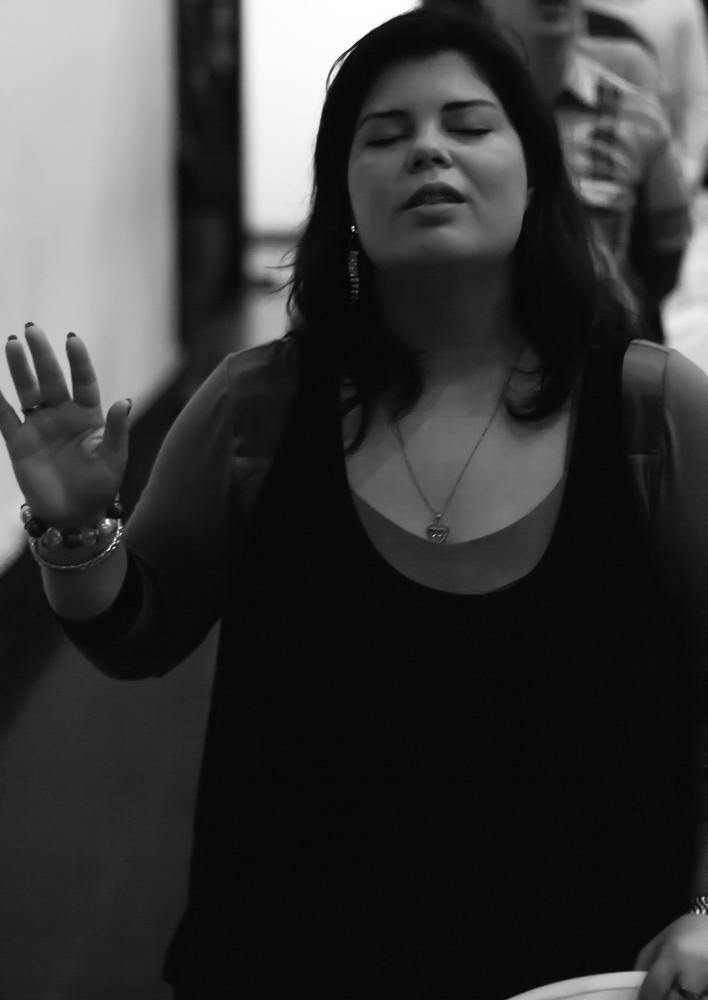 Louvando a Deus Todo Poderoso na Igreja Missão Praia da Costa pelo fotógrafo Douglas Maia