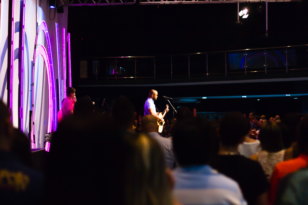 Em adoração a Deus na Igreja Missão Praia da Costa pelo fotógrafo Douglas Maia