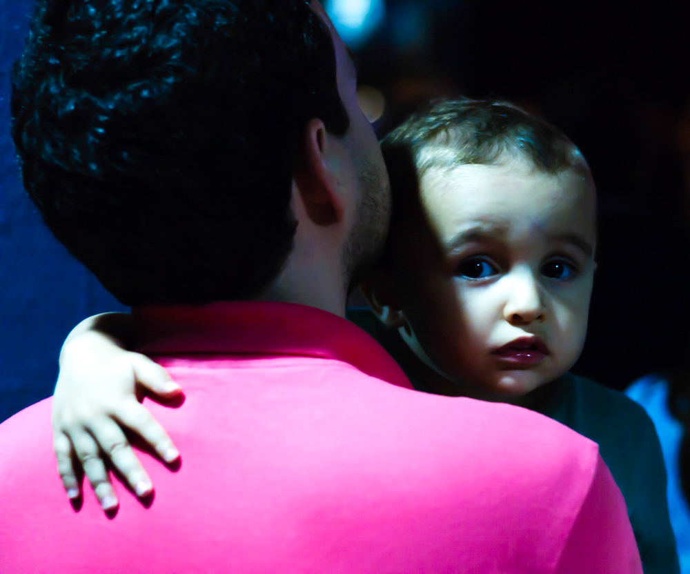 Pai e filho na Igreja Missão Praia da Costa pelo fotógrafo Douglas Maia