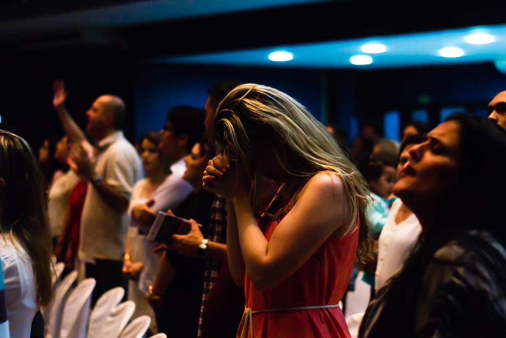 Louvor cheio de unção na Igreja Missão Praia da Costa pelo fotógrafo Douglas Maia