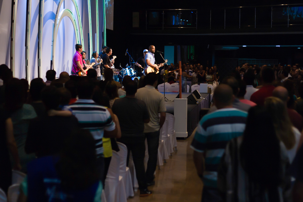 Adorando ao Rei dos Reis na Igreja Missão Praia da Costa pelo fotógrafo Douglas Maia