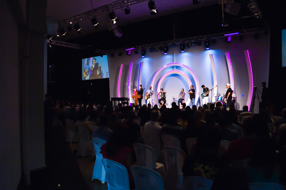 Pastor abençoado pregando na Igreja Missão Praia da Costa pelo fotógrafo Douglas Maia
