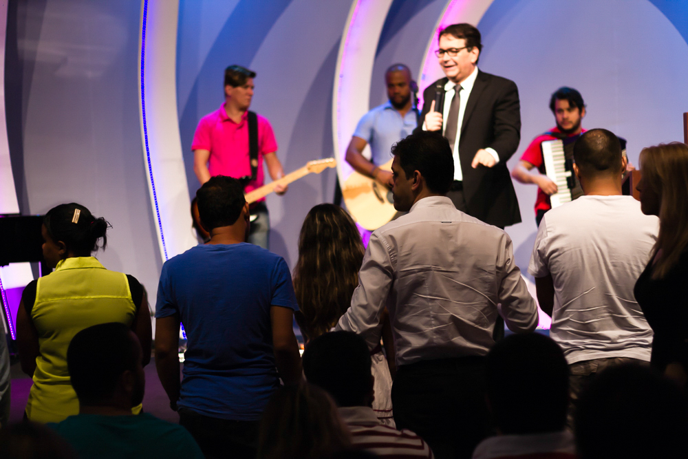 Pastor Simonton dando uma palavra na Igreja Missão Praia da Costa pelo fotógrafo Douglas Maia