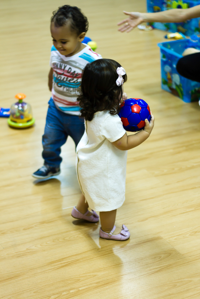 Menina brincando na salinha na Igreja Missão Praia da Costa pelo fotógrafo Douglas Maia