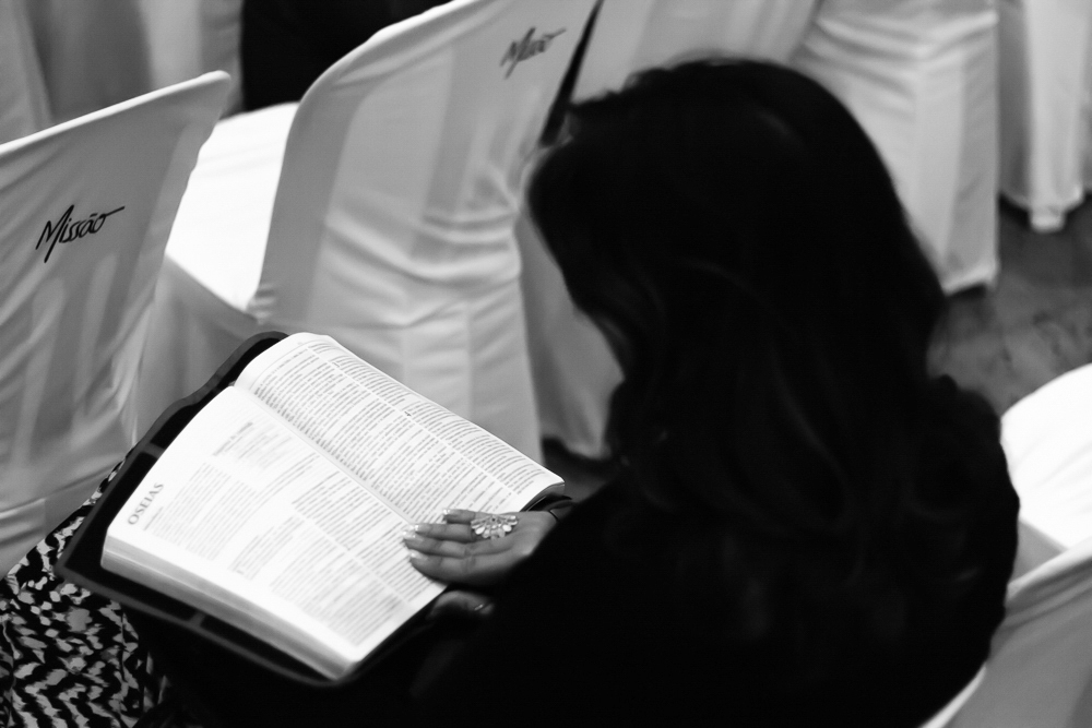 Leitura da Palavra de Deus na Igreja Missão Praia da Costa pelo fotógrafo Douglas Maia