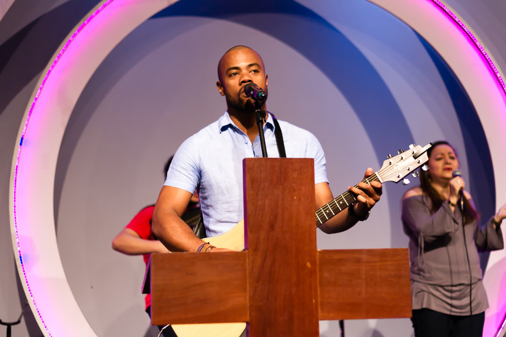 Louvor na Igreja Missão Praia da Costa pelo fotógrafo Douglas Maia