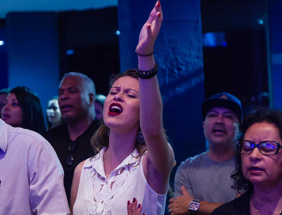 Louvando a Deus de todo coração na Igreja Missão Praia da Costa pelo fotógrafo Douglas Maia