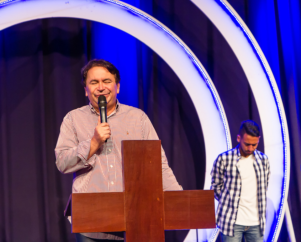 Pastor Simonton orando Igreja Missão Praia da Costa pelo fotógrafo Douglas Maia