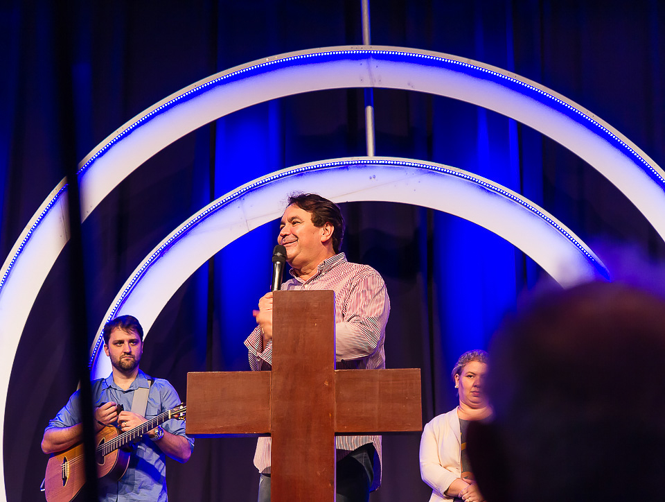 Pastor Simonton feliz na Igreja Missão Praia da Costa pelo fotógrafo Douglas Maia