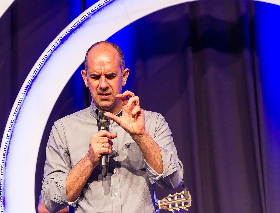 Pastor faz oração na Igreja Missão Praia da Costa pelo fotógrafo Douglas Maia