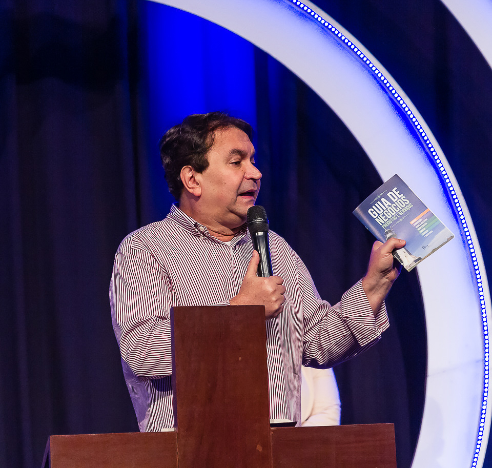 Pastor Simonton fala sobre Guia de Negócios na Igreja Missão Praia da Costa pelo fotógrafo Douglas Maia