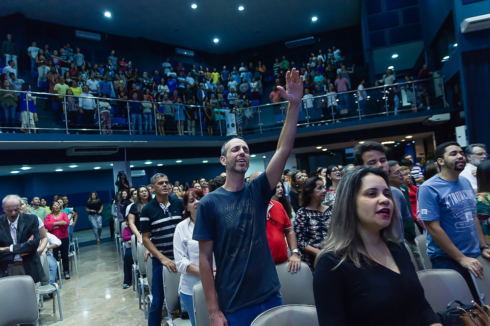 Homem demonstra louvor a Deus na Igreja Missão Praia da Costa pelo fotógrafo Douglas Maia