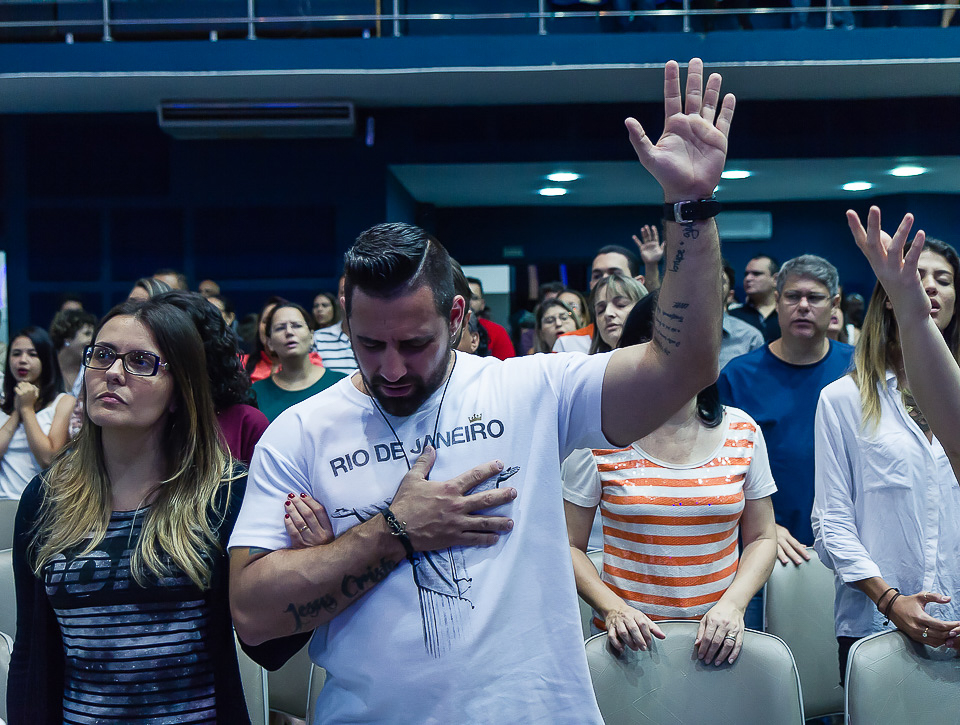 Homem adora a Deus de todo coração na Igreja Missão Praia da Costa pelo fotógrafo Douglas Maia