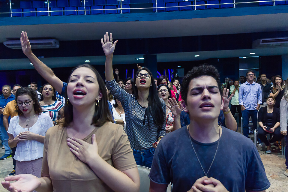 Fieis adorando a Deus na Igreja Missão Praia da Costa pelo fotógrafo Douglas Maia