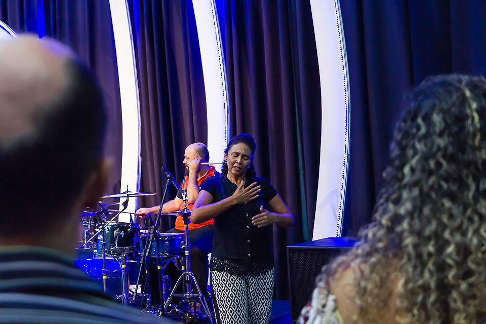 Interprete de Libras Igreja Missão Praia da Costa pelo fotógrafo Douglas Maia