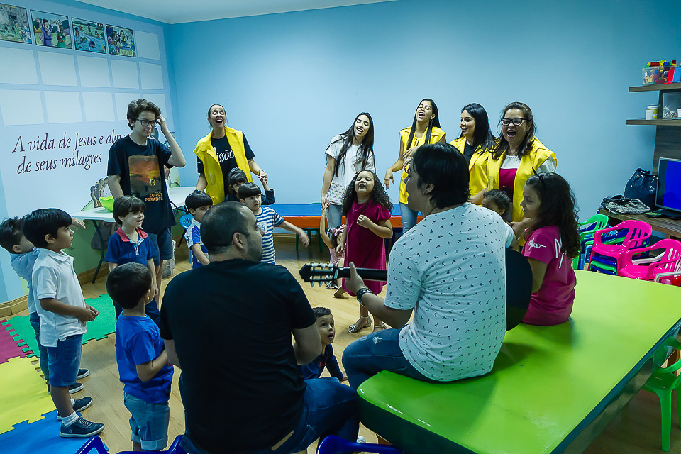 Louvor na salinha das crianças Igreja Missão Praia da Costa pelo fotógrafo Douglas Maia