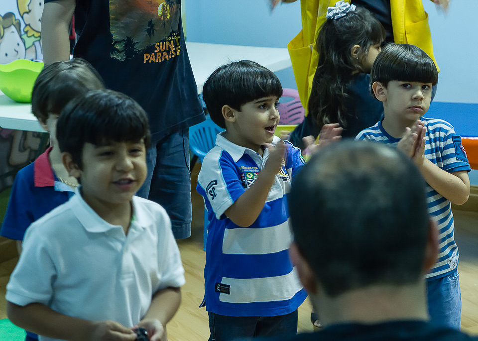 Menina feliz na salinha Igreja Missão Praia da Costa pelo fotógrafo Douglas Maia