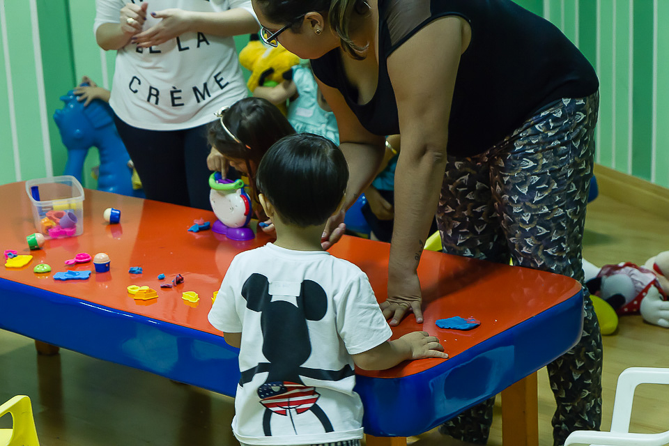 Crianças brincando na salinha Igreja Missão Praia da Costa pelo fotógrafo Douglas Maia