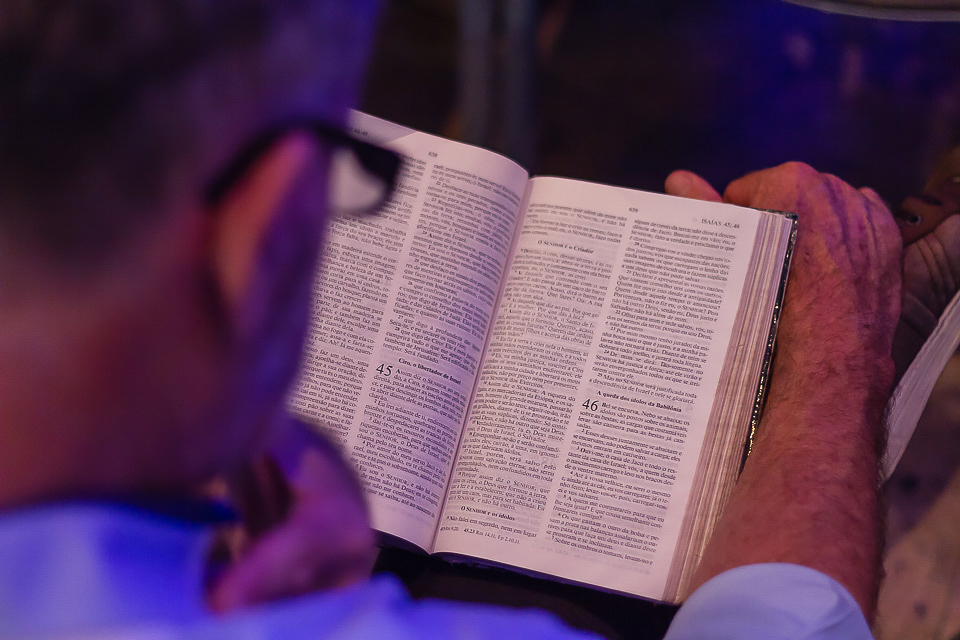 O livro mais importante do mundo Igreja Missão Praia da Costa pelo fotógrafo Douglas Maia