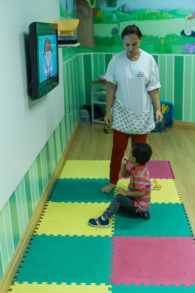 Menino vendo deseho Igreja Missão Praia da Costa pelo fotógrafo Douglas Maia