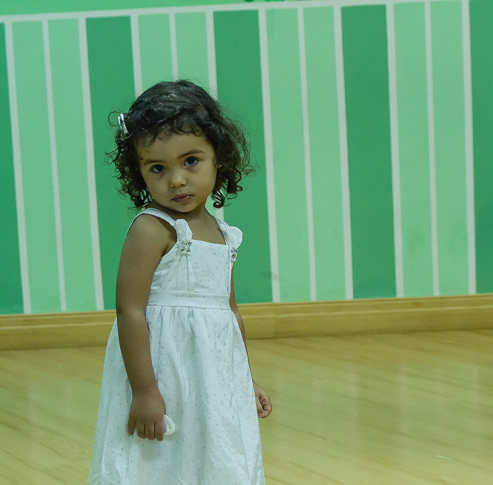 Menina faz pose para foto Igreja Missão Praia da Costa pelo fotógrafo Douglas Maia