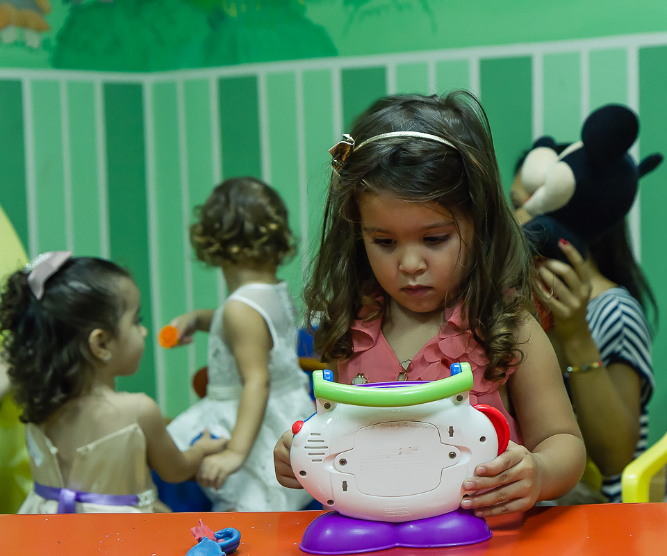 Menina brincando na salinha Igreja Missão Praia da Costa pelo fotógrafo Douglas Maia