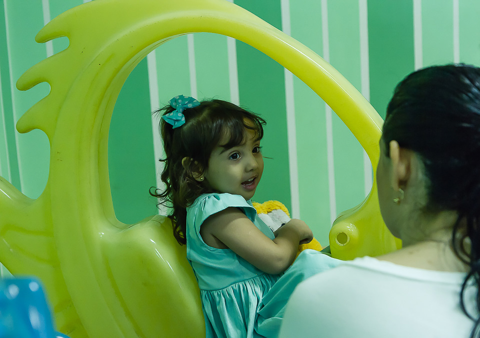 Menina feliz na salinha das crianças Igreja Missão Praia da Costa pelo fotógrafo Douglas Maia