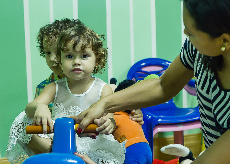Tia brincando com crianças na Igreja Missão Praia da Costa pelo fotógrafo Douglas Maia