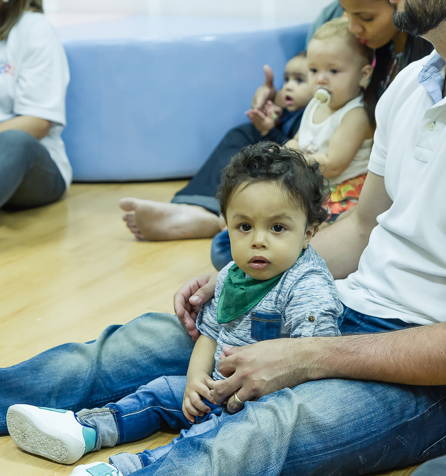 Menininho na salinha das crianças Igreja Missão Praia da Costa pelo fotógrafo Douglas Maia