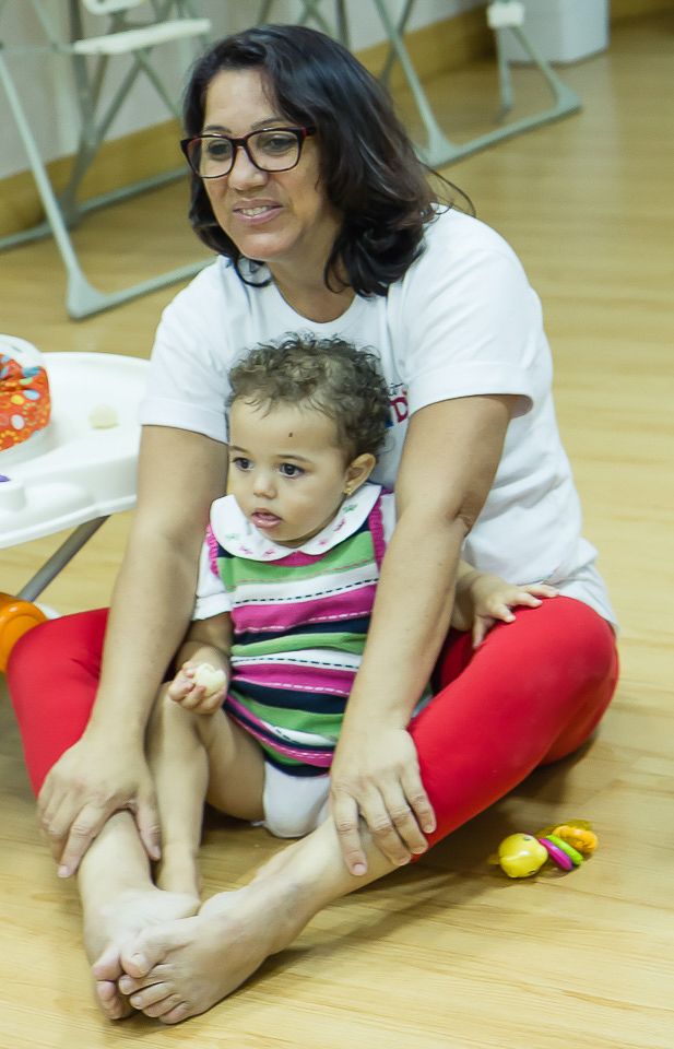 Tia com criança Igreja Missão Praia da Costa pelo fotógrafo Douglas Maia