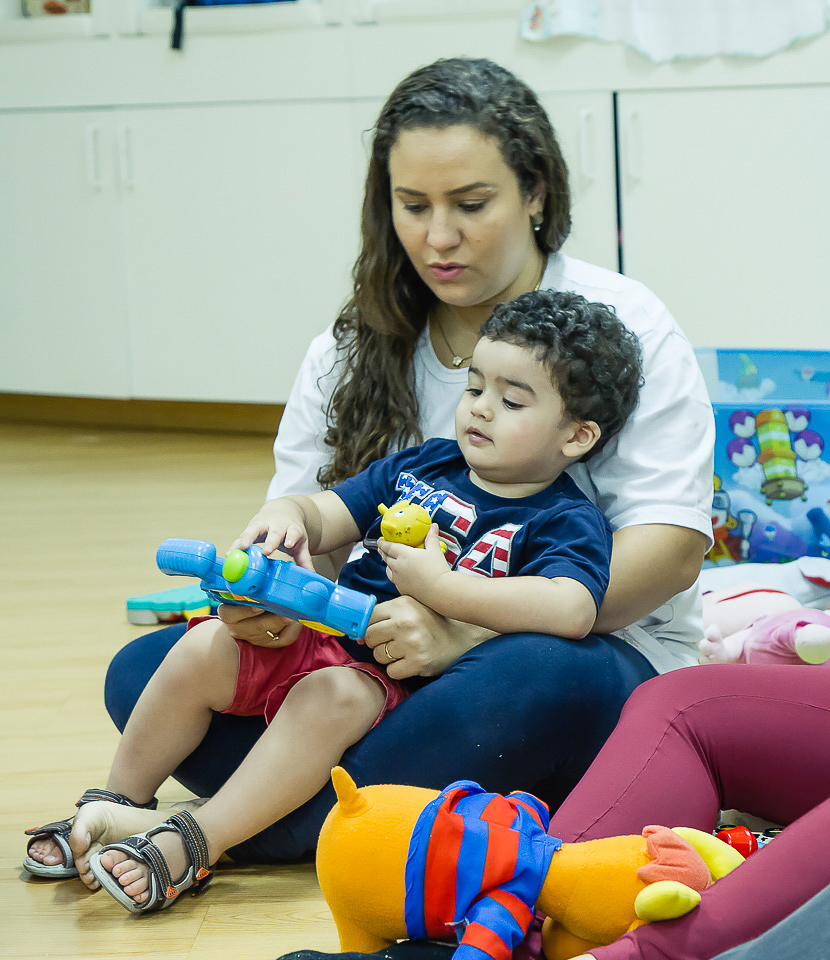 Menino brincando com tia na salinha na Igreja Missão Praia da Costa pelo fotógrafo Douglas Maia