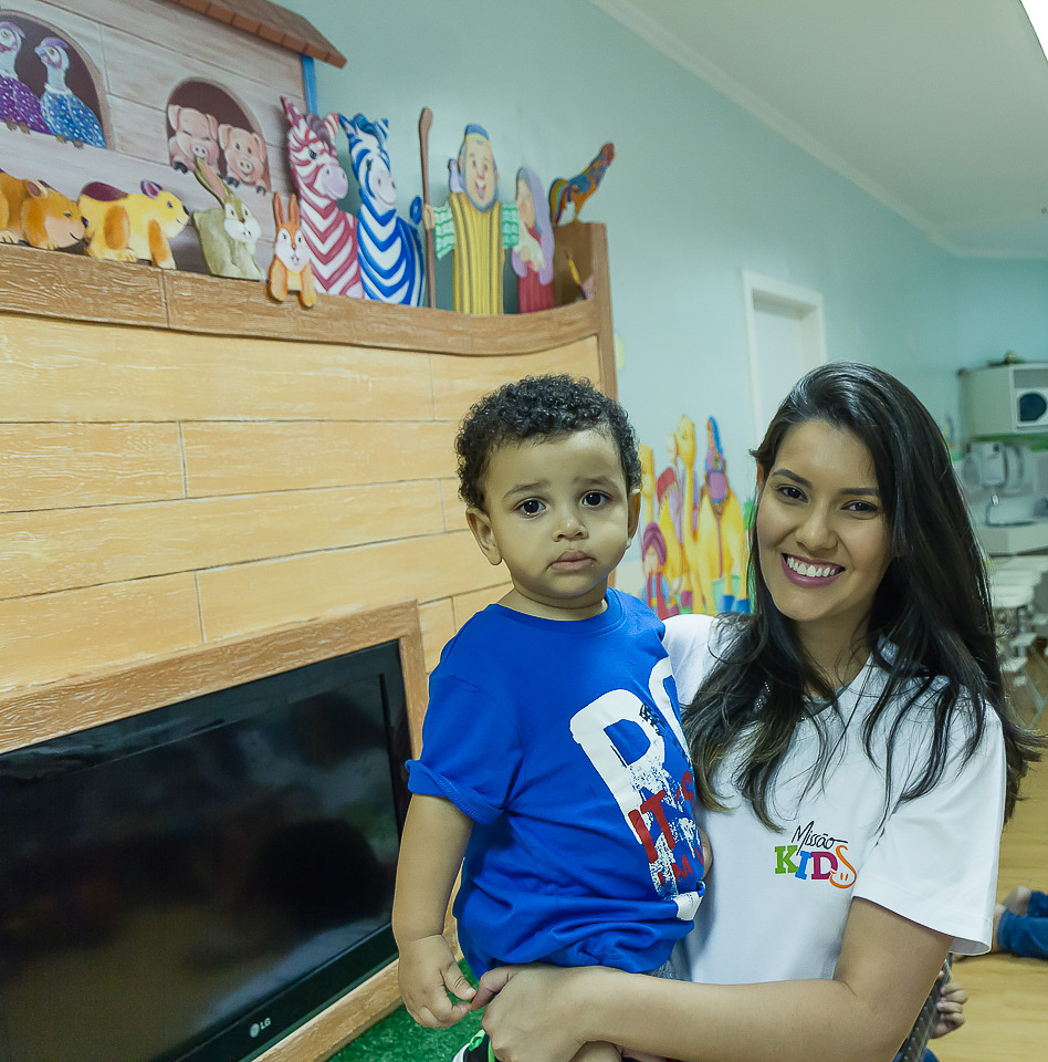 Cuidando das crianças com alegria na Igreja Missão Praia da Costa pelo fotógrafo Douglas Maia