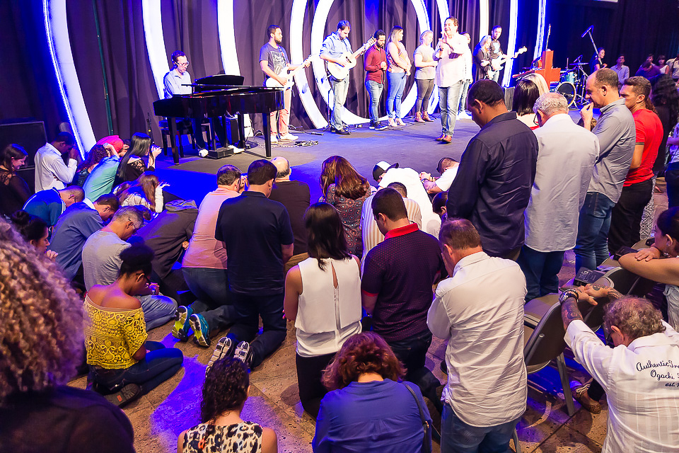 Oração Igreja Missão Praia da Costa pelo fotógrafo Douglas Maia