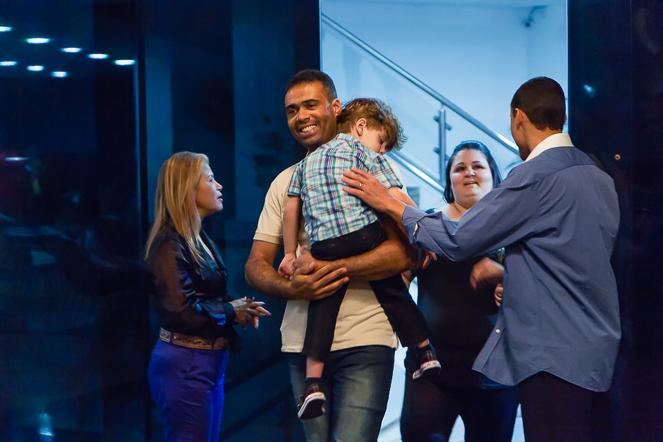 Família chegando para o culto Igreja Missão Praia da Costa pelo fotógrafo Douglas Maia