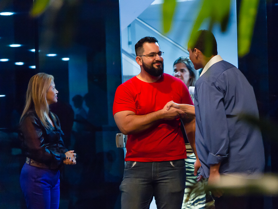 Recepcionando irmãos na Igreja Missão Praia da Costa pelo fotógrafo Douglas Maia