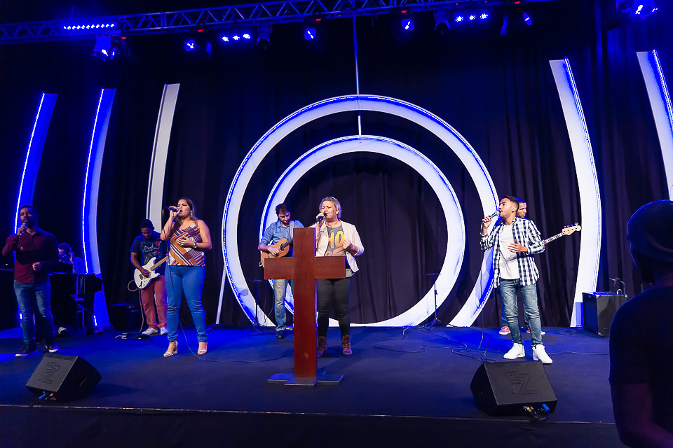 Louvor e adoração na Igreja Missão Praia da Costa pelo fotógrafo Douglas Maia