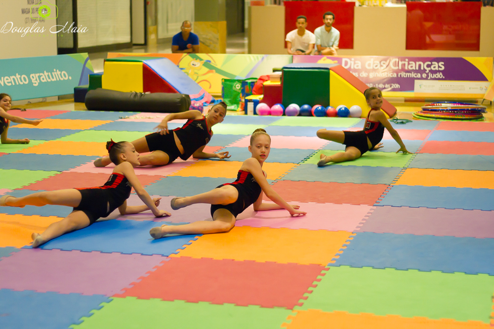Meninas dançando pelo fotógrafo Douglas Maia