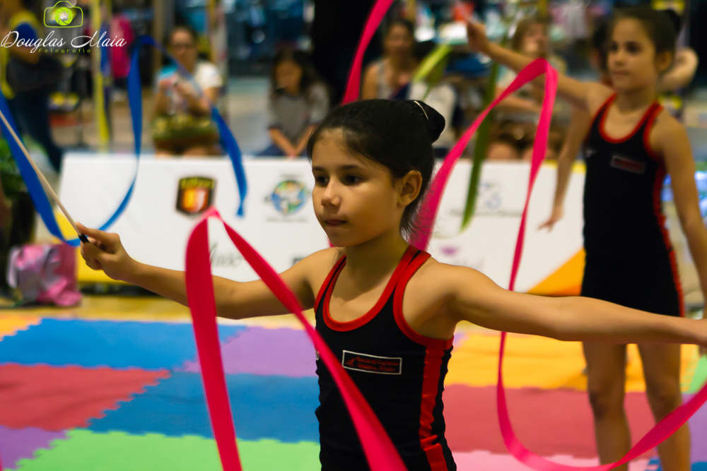 Apresentação de ginastas com fita pelo fotógrafo Douglas Maia
