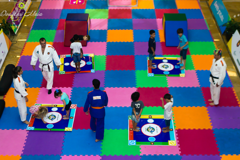 Crianças preparadas para aprender judô pelo fotógrafo Douglas Maia