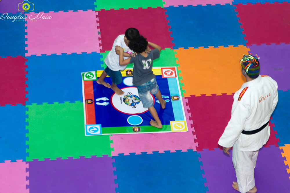 Meninos praticando judô pelo fotógrafo Douglas Maia