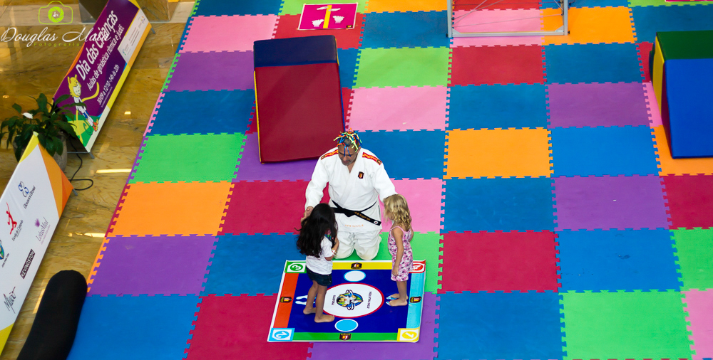 Professor ensina judô para crianças pelo fotógrafo Douglas Maia