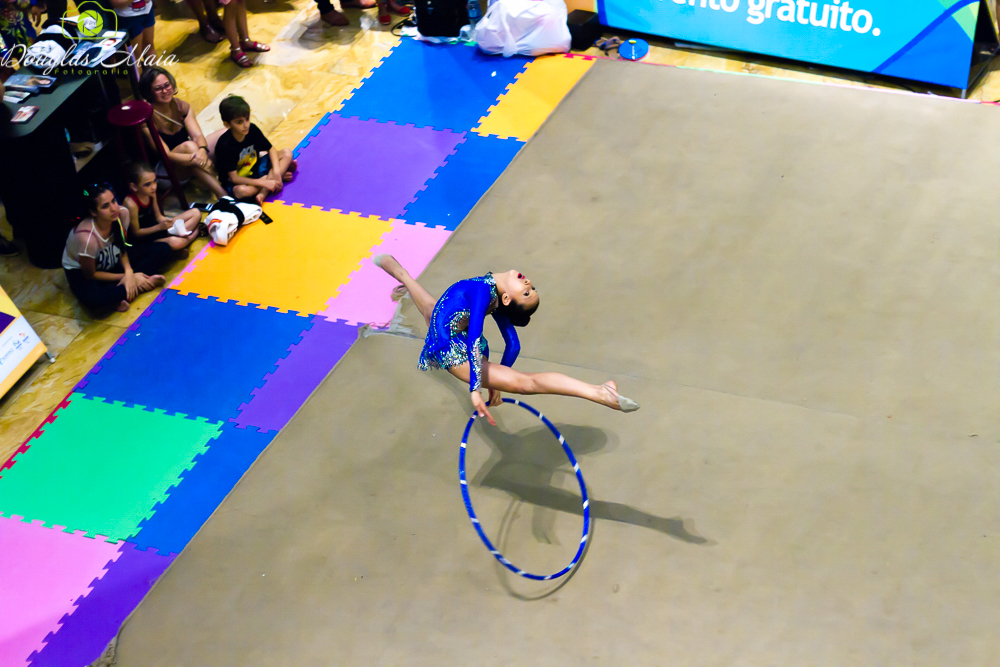 Ginasta se apresentando com arco pelo fotógrafo Douglas Maia