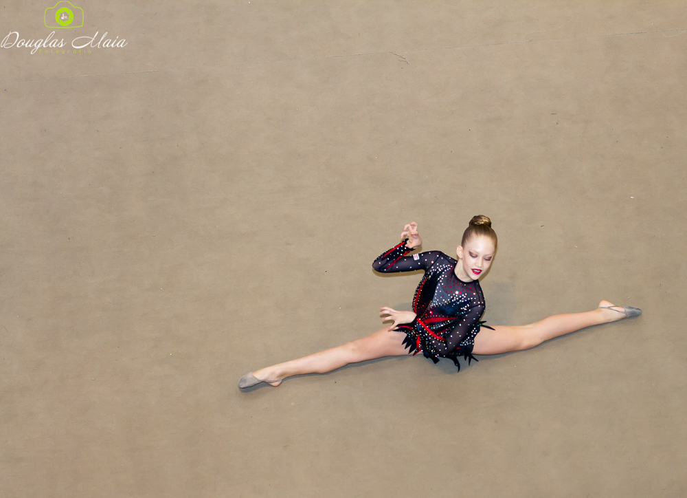 Ginasta fazendo abertura pelo fotógrafo Douglas Maia