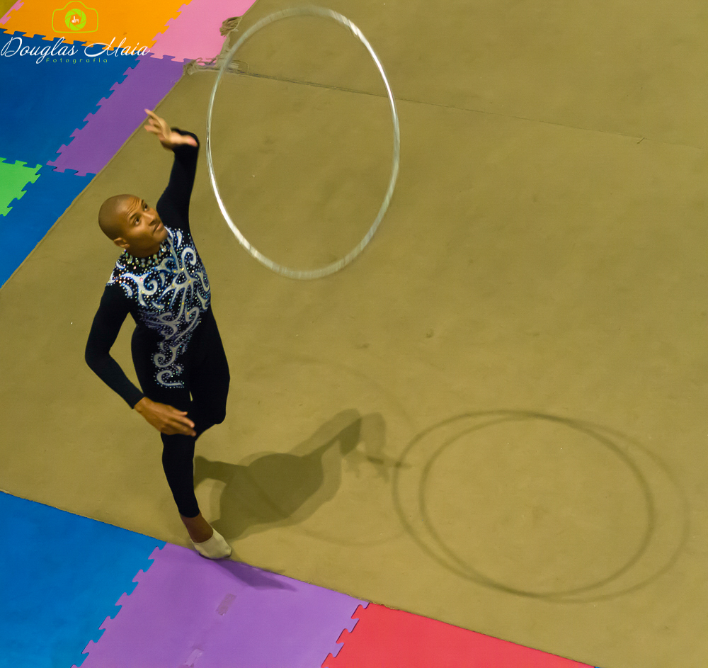 Ginasta se apresentando com arco prata pelo fotógrafo Douglas Maia